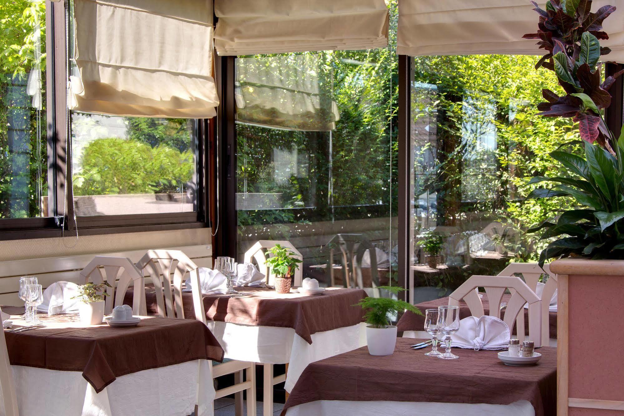 Logis L'Auberge Bourbonnaise Saint-Yorre Экстерьер фото