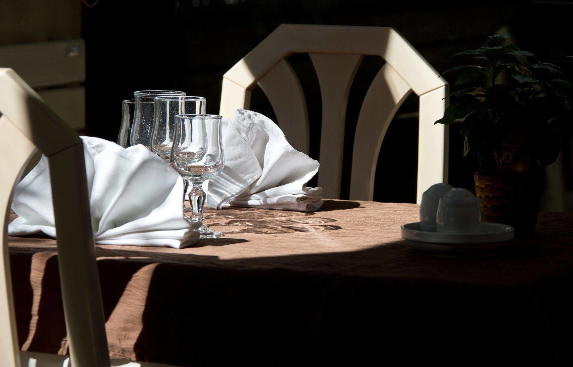 Logis L'Auberge Bourbonnaise Saint-Yorre Экстерьер фото