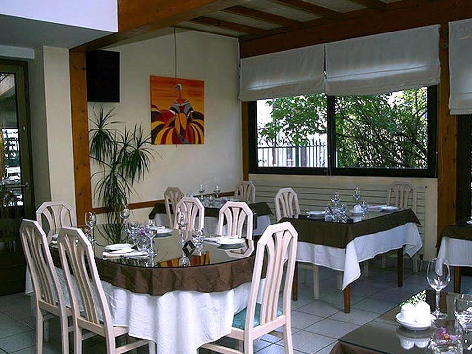 Logis L'Auberge Bourbonnaise Saint-Yorre Экстерьер фото